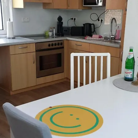 Wohnen Ueberm Atelier Lägenhet *